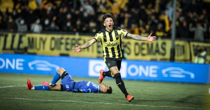 Peñarol golea a Wanderers y le roba la punta de la tabla