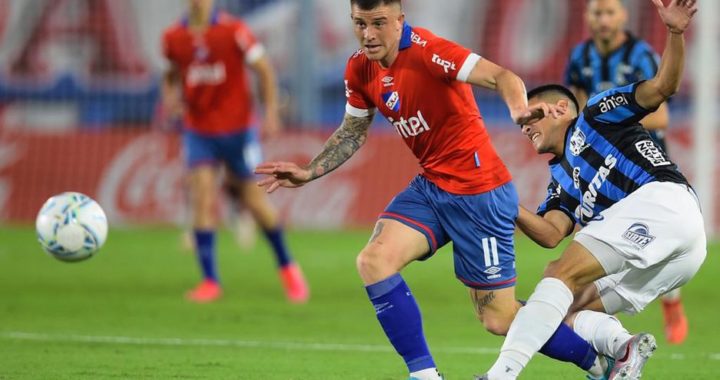 Nacional jugó bien pero el arbitraje no le permitió llevarse la victoria.